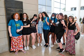 Bei der Eröffnung des Festivals mit den Teilnehmenden von Deutsch auf der Bühne