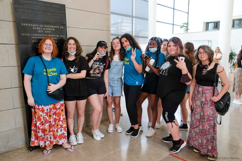 Bei der Eröffnung des Festivals mit den Teilnehmenden von Deutsch auf der Bühne