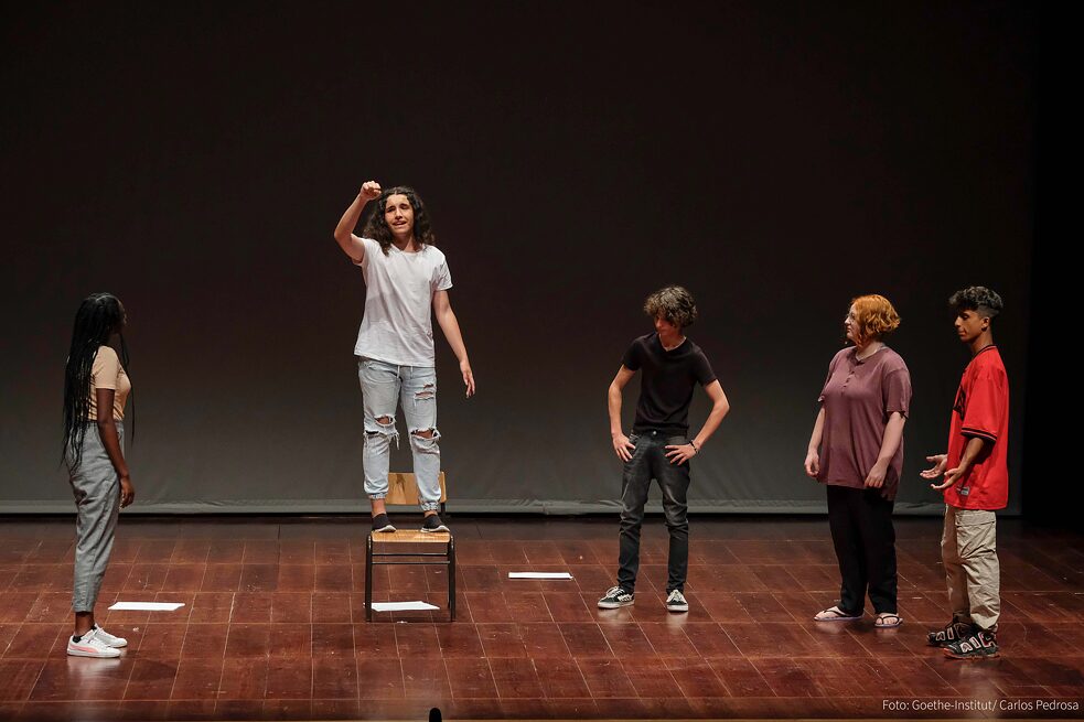 Die Gruppe "Drama Total" der Sekundarschule Fernão Mendes Pinto, Almada, präsentierte "Angst ?! Wovor? / Fear ?! Wovon?"