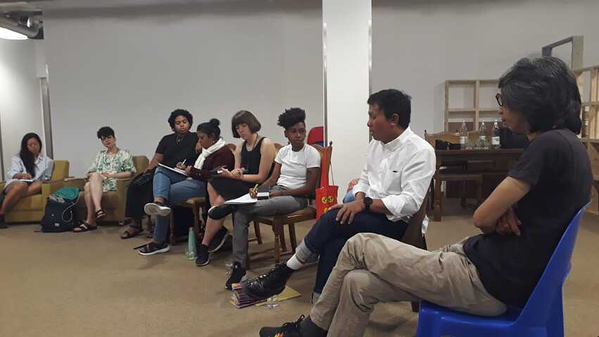 Parmi d'autres curatrices venant d’autres régions, Elena Gross (San Francisco), Layne Hinton (Toronto), Anisa Olufemi (Washington) et Ellie Lee (Los Angeles) avec Iswanto Hartono et Mirwan Andan du collectif ruangrupa