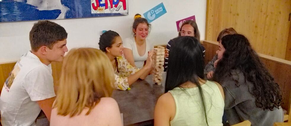 Jenga ist ein Geschicklichkeitsspiel beschäftigt die Jugendlichen