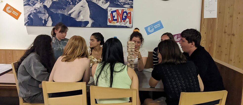 Jenga ist ein Geschicklichkeitsspiel beschäftigt die Jugendlichen