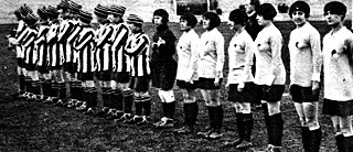 Frauenfußball – Englisches gegen französisches Frauenfußballspiel, 1920, Fotografie zeigt eine englische Mannschaft (links in gestreiften Hemden) der Dick Kerr Electrical Works, Preston, und eine französische Frauenfußballmannschaft vor einem Spiel im Pershing Stadion, Paris, 1920. Das Spiel wurde von 12.000 Zuschauern verfolgt und endete mit einem 1:1-Unentschieden, 1920. 