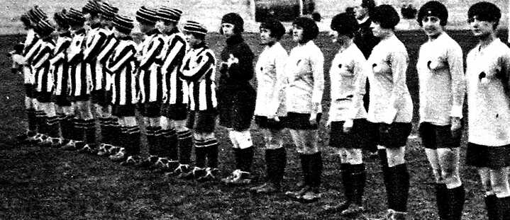 Frauenfußball – Englisches gegen französisches Frauenfußballspiel, 1920, Fotografie zeigt eine englische Mannschaft (links in gestreiften Hemden) der Dick Kerr Electrical Works, Preston, und eine französische Frauenfußballmannschaft vor einem Spiel im Pershing Stadion, Paris, 1920. Das Spiel wurde von 12.000 Zuschauern verfolgt und endete mit einem 1:1-Unentschieden, 1920. 