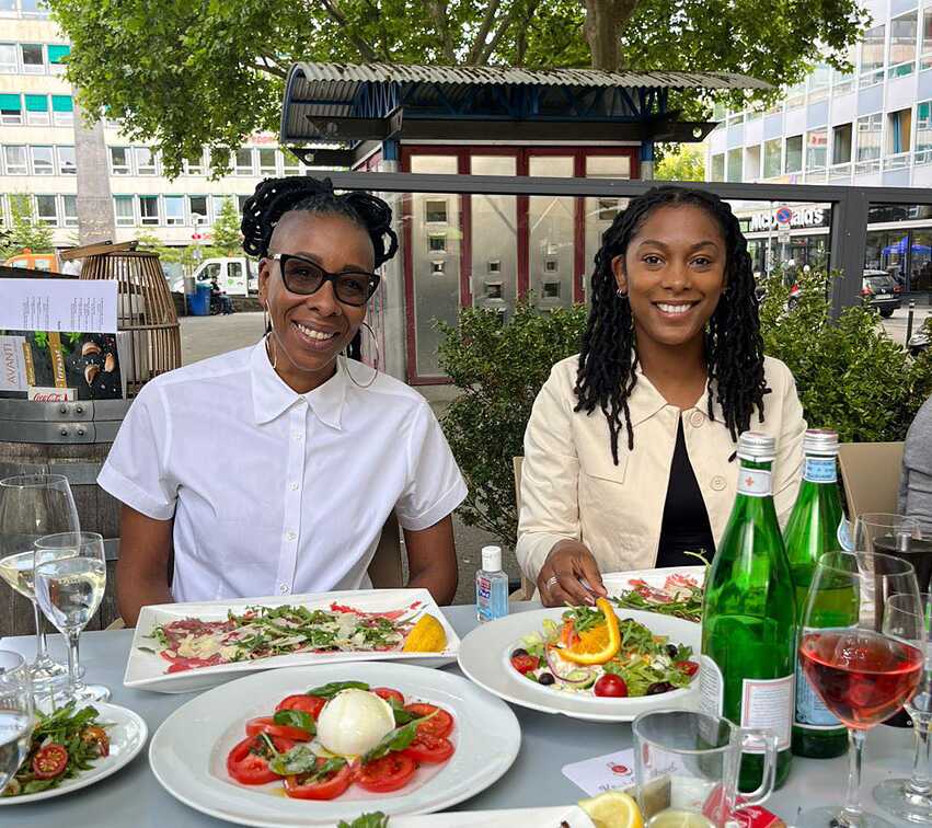 Les curatrices Diane Gistal (Montréal) et Theo Tyson (Boston) lors du lunch d'accueil