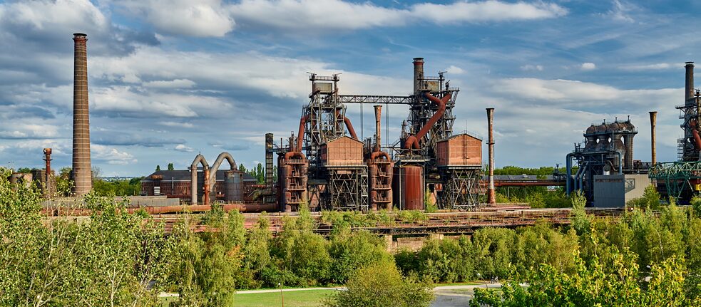 Once the best, now forgotten: abandoned factories like the one here in Duisburg can often be seen in these regions that are now structurally weak. 