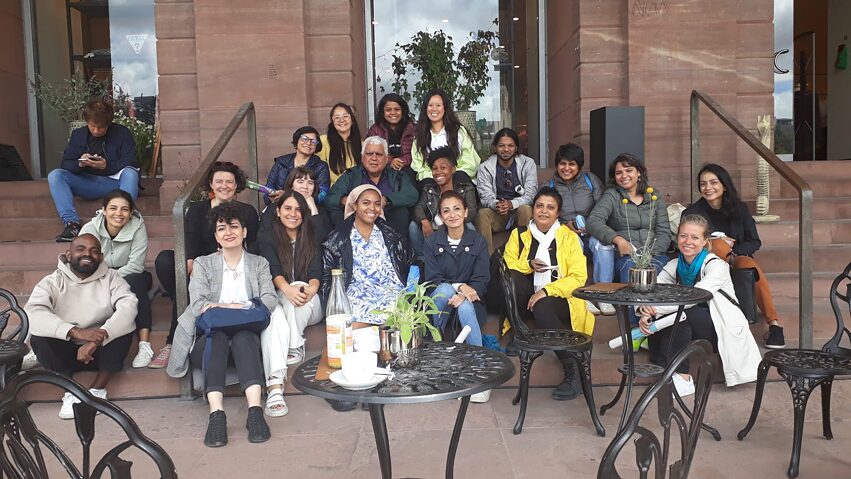 Photo de groupe des curatrices et curateurs des régions Amérique du Nord (NAM) et Asie de l'Est et du Sud-Est (SAS) avec Richard Bell