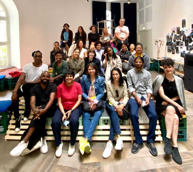 Photo de groupe des curatrices et curateurs des régions Amérique du Nord (NAM) et Asie de l'Est et du Sud-Est (SAS) lors d'une conférence tenue par Chiara Ianeselli, coordinatrice de la conservation.