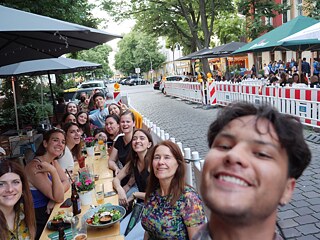 Gruppenfoto Young Influencers For Ecological Change im Restautant in Berlin