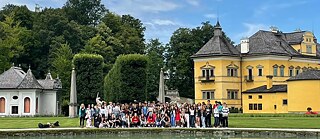 Eine Gruppe Jugendlicher in Hellbrunn