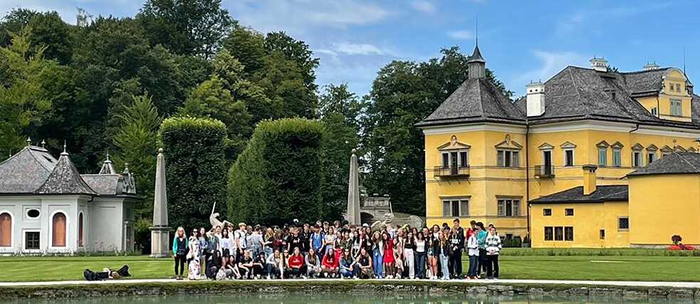 Eine Gruppe Jugendlicher in Hellbrunn