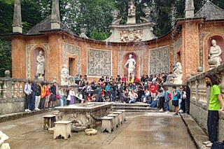 Eine Gruppe Jugendlicher in Hellbrunn