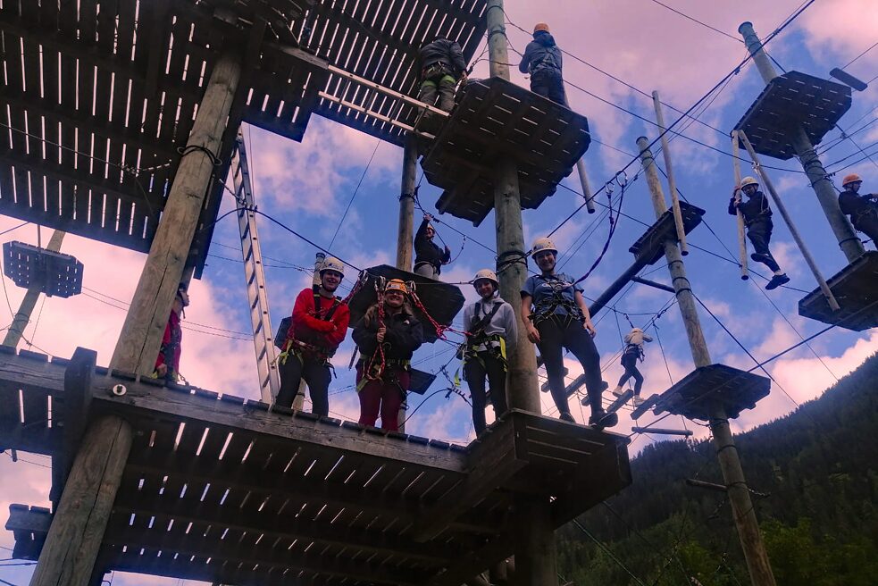 Jugendliche im Hochseilgarten
