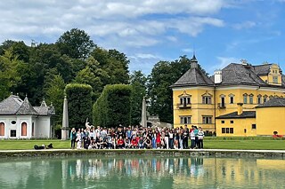 Eine Gruppe Jugendlicher in Hellbrunn