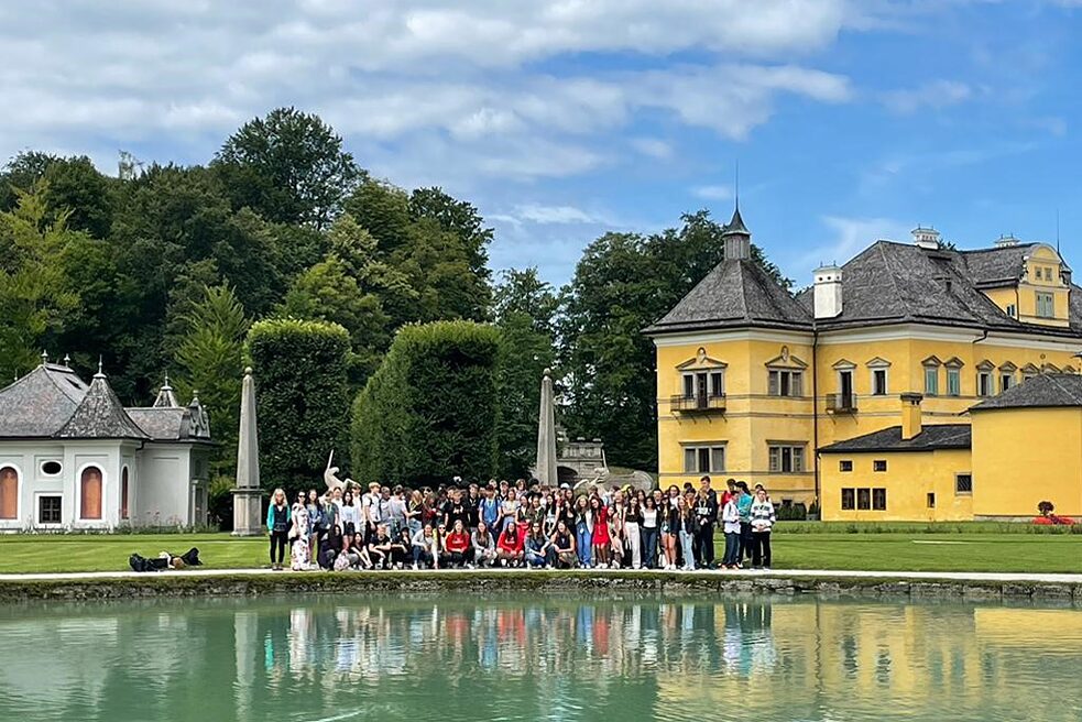 Eine Gruppe Jugendlicher in Hellbrunn