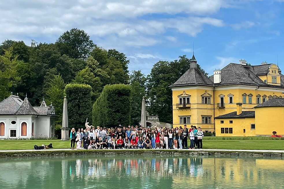 Eine Gruppe Jugendlicher in Hellbrunn