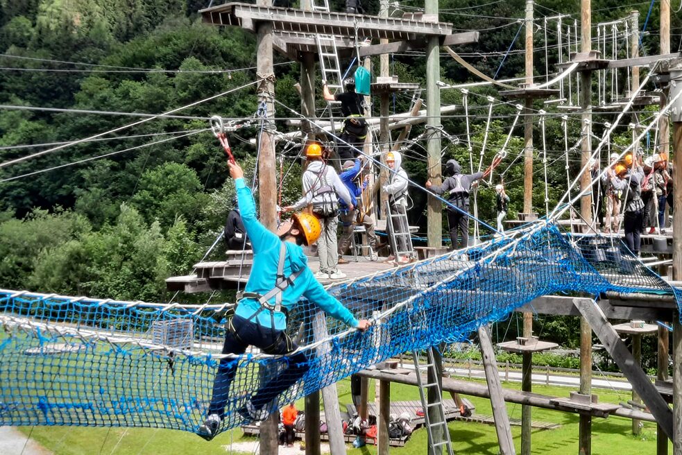 Jugendliche im Hochseilgarten