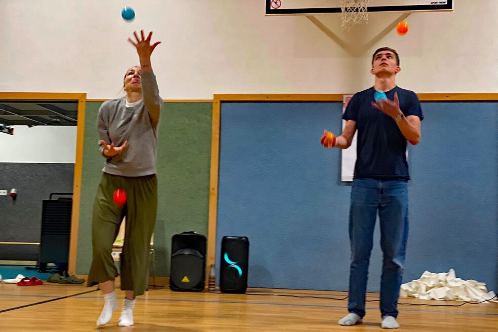 Jugendliche beim Jonglieren