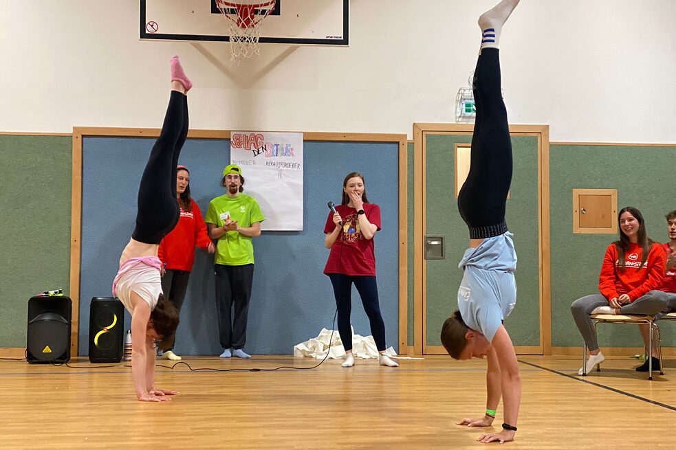 Jugendliche konkurrieren beim Handstand