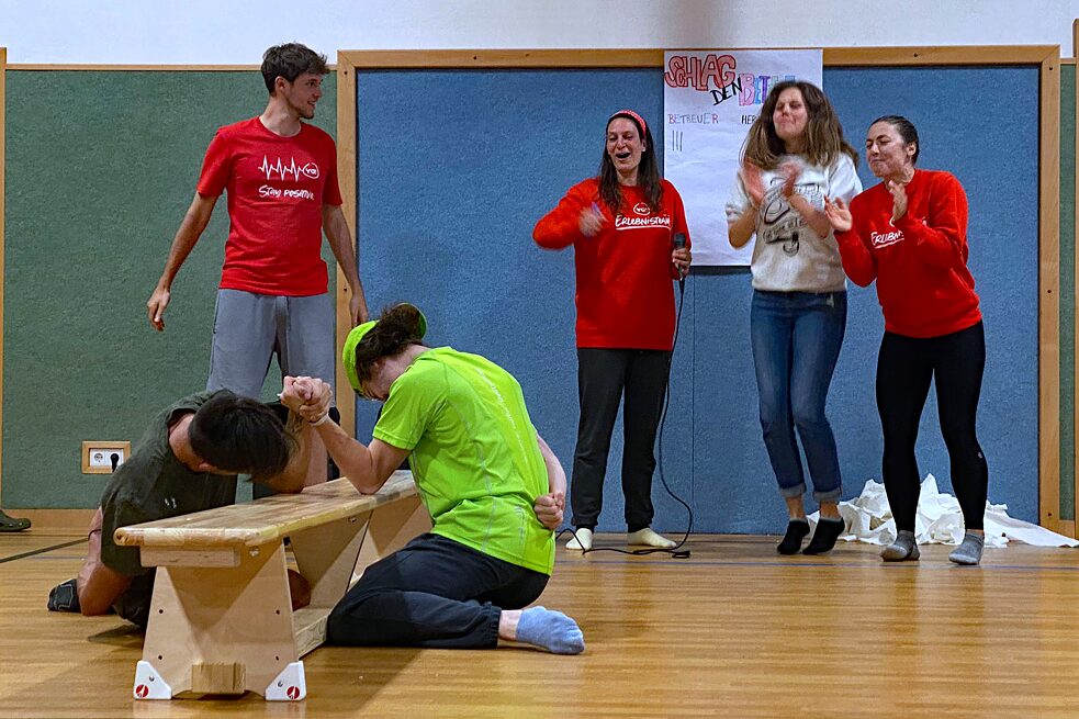 Jugendliche beim Armdrücken
