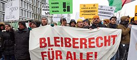 Manifestanti con uno striscione che inneggia al “Bleibrecht für alle”, diritto di soggiorno per tutti. Una coalizione di organizzazioni a sostegno dei rifugiati e di autorganizzazioni afgane presenti in tutta la Germania ha lanciato un appello per contrastare le espulsioni di massa verso l’Afghanistan. 