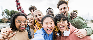 Schüler*innen schauen sich etwas gemeinsam auf dem Campus an.