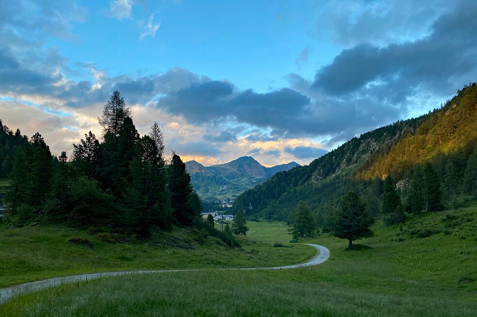Abenddämmerung in den Bergen