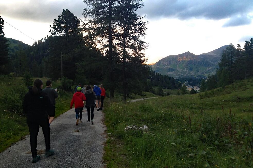 Jugendliche in der Abenddämmerung