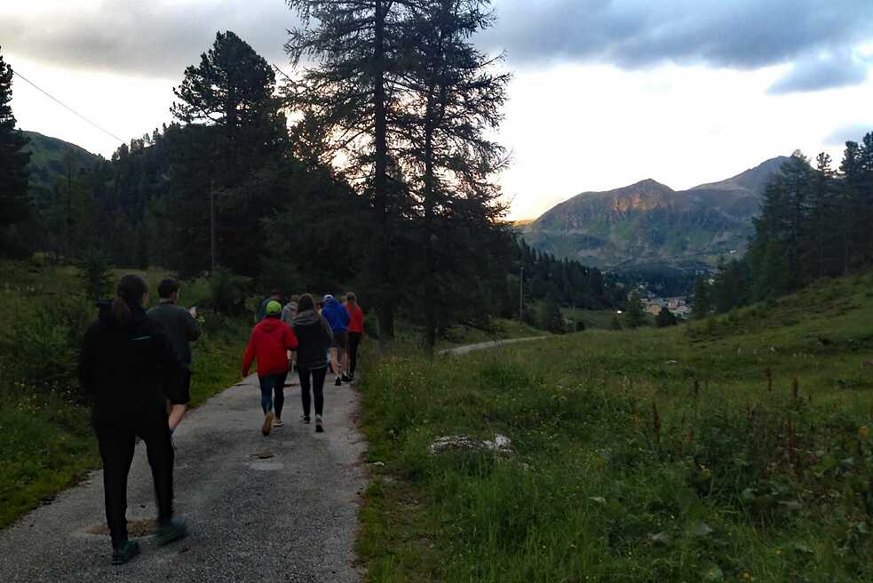Jugendliche in der Abenddämmerung