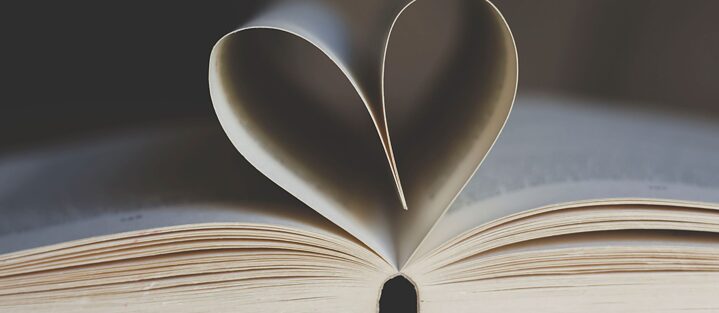 Buchseiten formen ein Herz