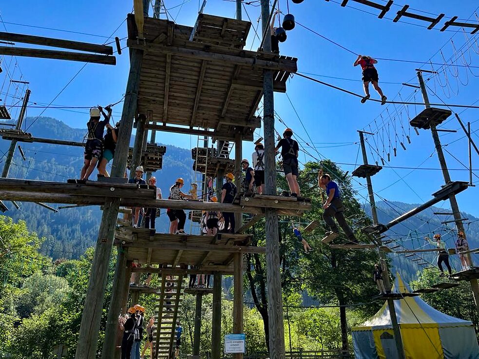 Kursteilnehmerinnen und Kursteilnehmer des Goethe-Camps im Hochseilgarten