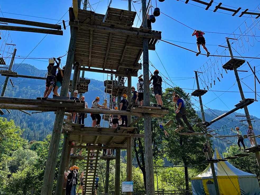 Kursteilnehmerinnen und Kursteilnehmer des Goethe-Camps im Hochseilgarten