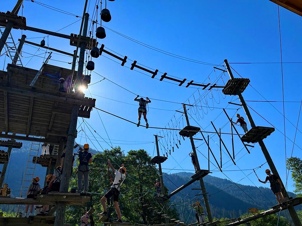 Kursteilnehmerinnen und Kursteilnehmer des Goethe-Camps im Hochseilgarten