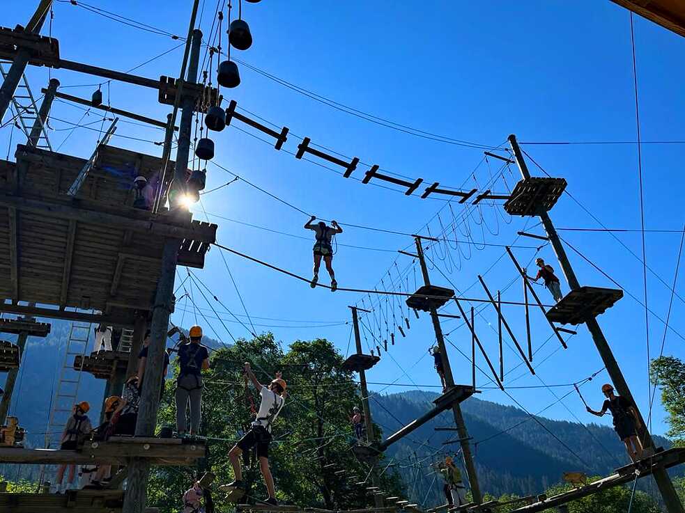 Kursteilnehmerinnen und Kursteilnehmer des Goethe-Camps im Hochseilgarten