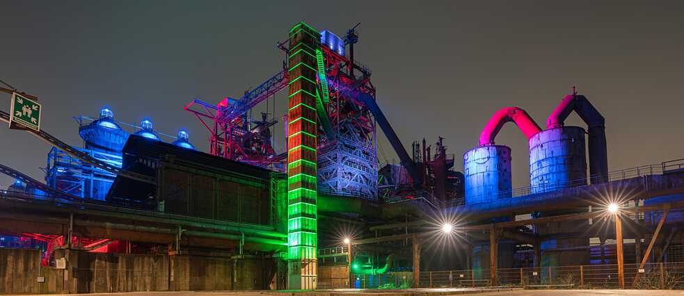Auch das Ruhrgebiet setzt auf Kunst und Tourismus in den ehemaligen Kohleabbaugebieten: Im Duisburger Landschaftspark werden heute Konzerte gespielt und Besucher*innen treiben Sport an der Kletterwand und in der Tauchhalle.
