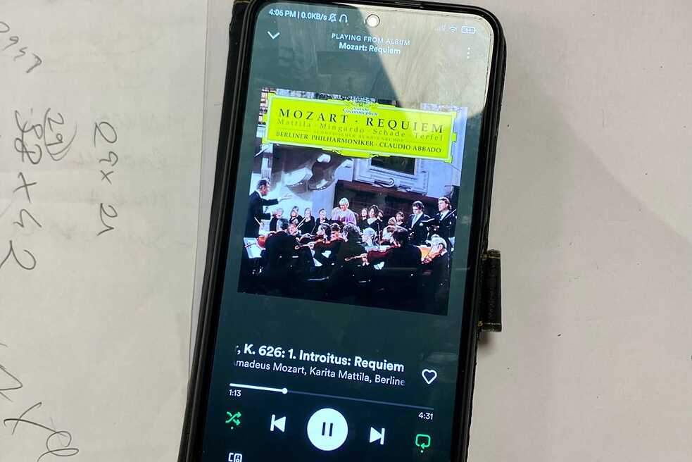 Handy mit Mozart Requiem liegt auf einem Tisch