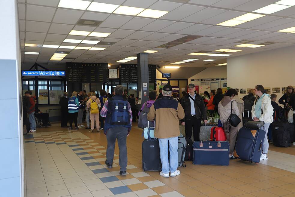 Die meisten wollen weiter nach Warschau, dafür bekommen sie an der Kasse ein kostenfreies Ticket.