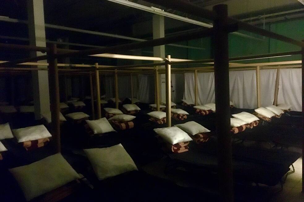 Die besonderen Hartpappenkonstruktionen bieten ein bisschen Privatsphäre. Mehr als 1500 Menschen können hier gleichzeitig Platz finden. Anfang Mai waren es pro Nacht zwischen 50 und 100. Noch im März war die Halle übervoll.