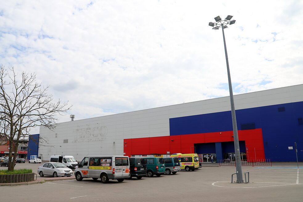 In Chełm dient ein ehemaliger Tesco-Supermarkt als Notunterkunft für Flüchtende aus der Ukraine.