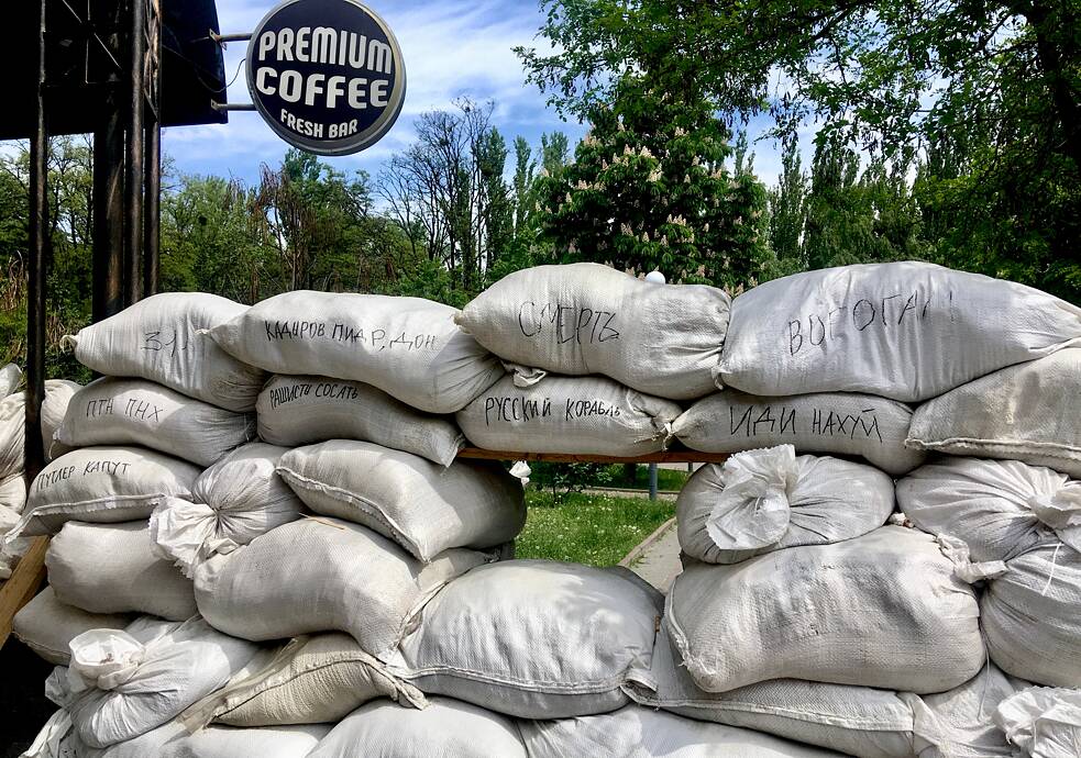 Блокпост на в’їзді до меморіального парку «Бабин Яр». Деякі написи на мішках з піском: «Смерть ворогам!»,«Російський воєнний корабель, іди нахуй! », «Путлер капут». 