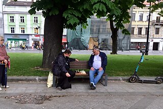 У вихідні на вулиці на Проспекті Свободи дехто грає в шахи,...