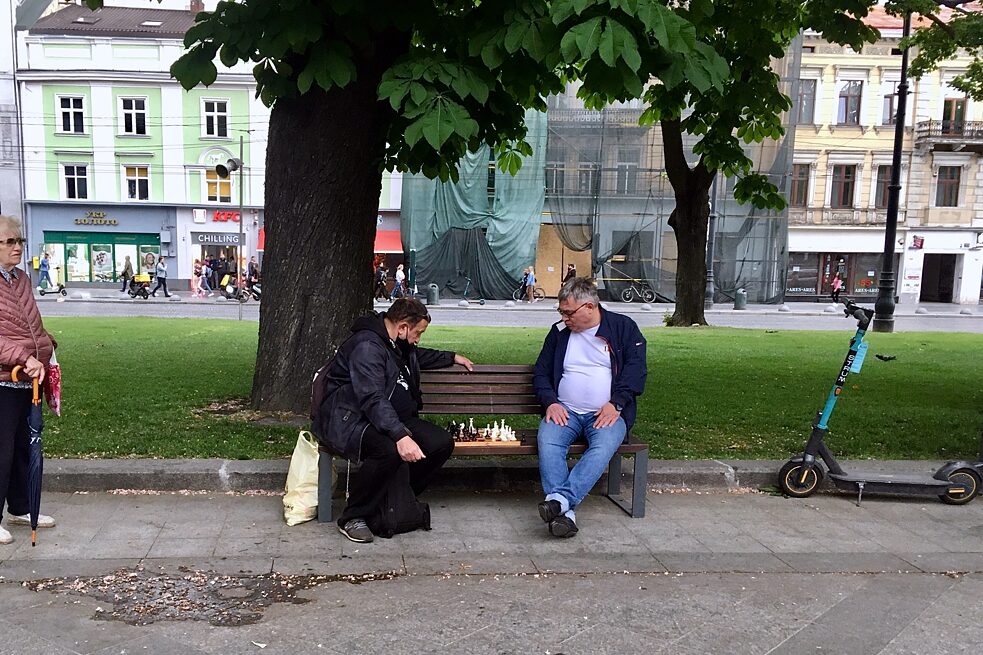 У вихідні на вулиці на Проспекті Свободи дехто грає в шахи,...