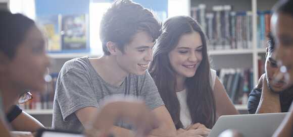 Schüler*innen arbeiten mit Laptop und Tablet