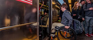 Nick Holzthum aus New York sitzt im Rollstuhl, an der Haltestelle Parkchester in der Bronx aber ist er gezwungen, bis zum Bahnsteig zu kriechen. Zwar wurde die U-Bahn-Station 2010 renoviert, der Eingang ist seitdem ebenerdig und es gibt eine automatische Schranke für Fahrgäste mit Rollstühlen, Kinderwagen und Rollgepäck – aber keine Aufzüge, um auf die Zug-Ebene zu gelangen.