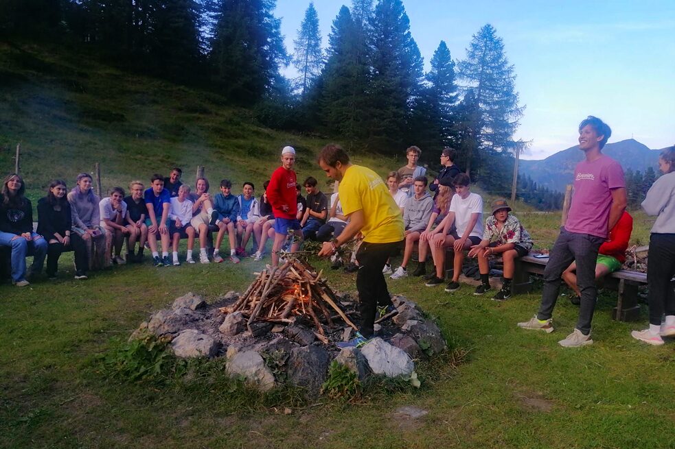 Jugendliche am Lagerfeuer