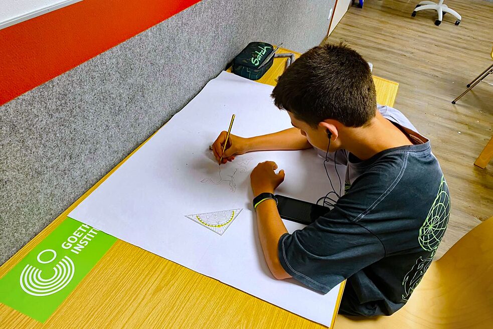 Jugendlicher zeichnet.