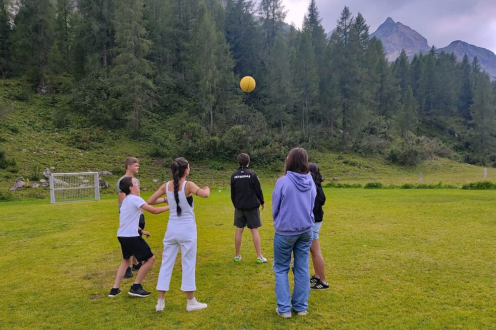 Jugendliche spielen Ball.