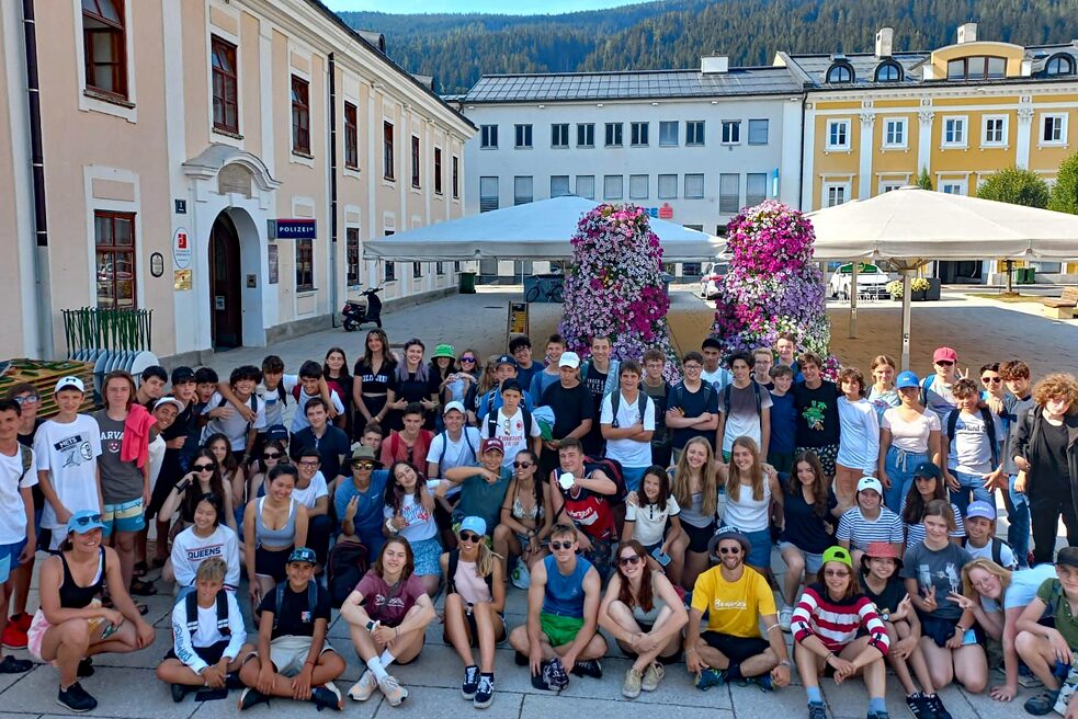 Jugendliche lachen in die Camera.