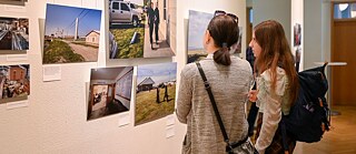 Besucher*innen der Ausstellung