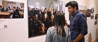 Besucher*innen der Ausstellung